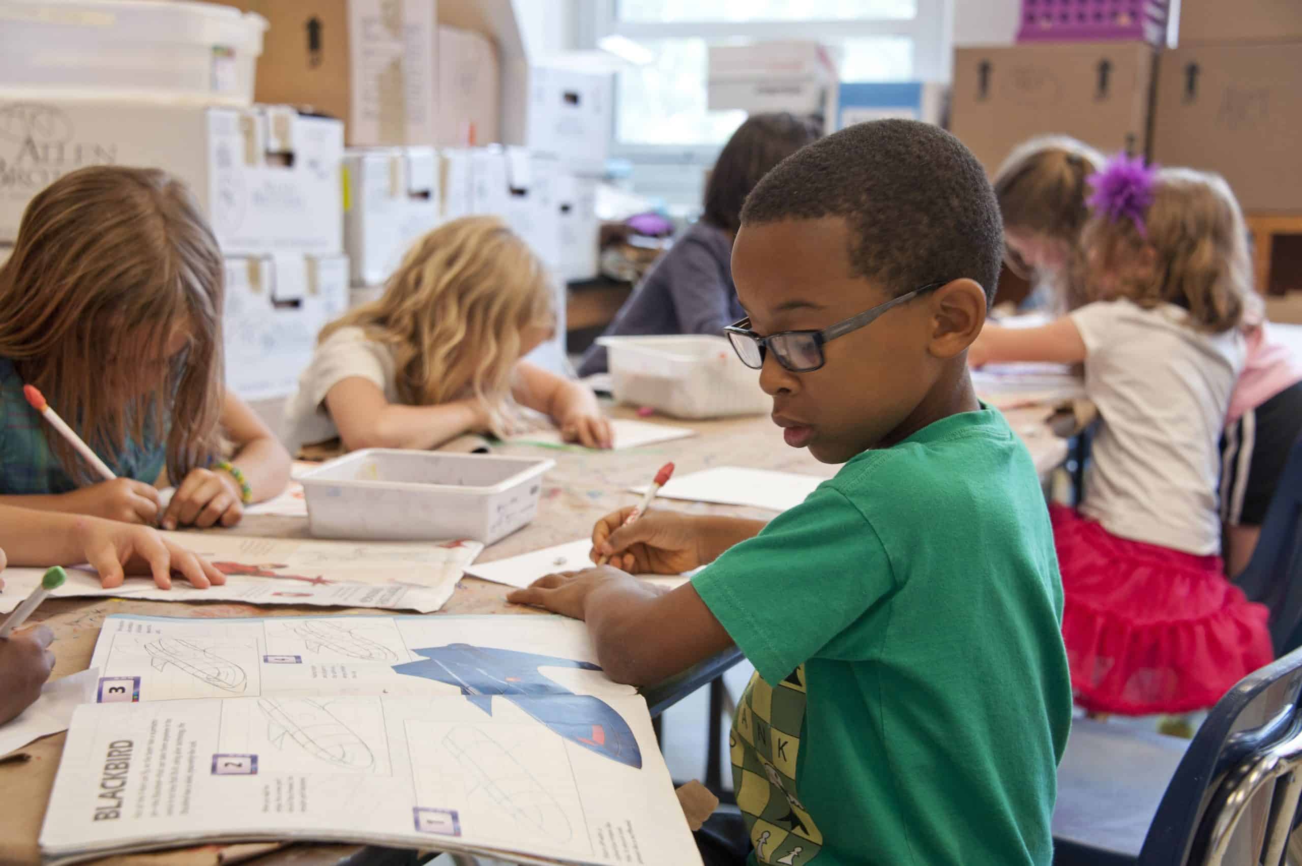 Kinderen in het onderwijs doen taken