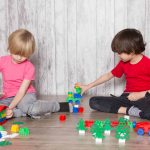 Kinderen spelen samen op grond