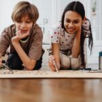 kinderen spelen op grond